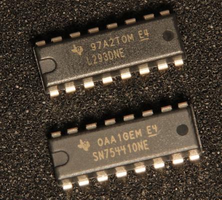 A photo of the L293D and compatible SN75441 made by Texas Instruments